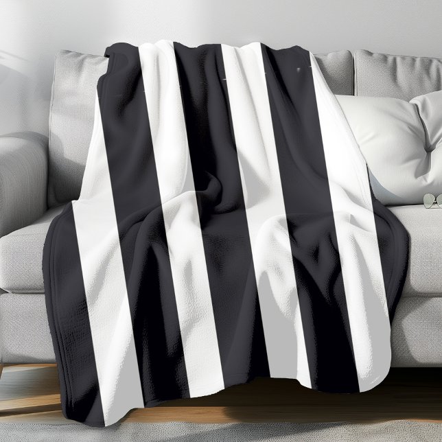 Modern Chic Svart & Vitt Randigt Klassiskt Coolt Fleecefilt (Large Black and White stripes fleece blanket.)
