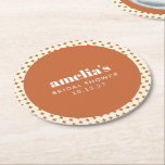 Modern Chic Terracotta Dots Möhippa Anpassningsbar Underlägg Papper Rund<br><div class="desc">Lägg till en roligt och personlig vid möhippan med dessa förtjusande underlägg! I designen kombineras ett varmt terracotta-centrum med vit elegant, framtagen av en lekfull geometrisk cirkel mönster som blandar retro-charm med modern stil. Perfekt för boho-, rustik- eller vintage-inspirerade teman, dessa underlägg är inte bara praktiska - de är ett...</div>