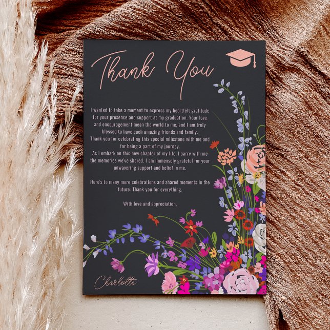 Modern chic vilda blommor skript mörk examen  tack kort (Modern chic wild flowers script dark graduation thank you card)