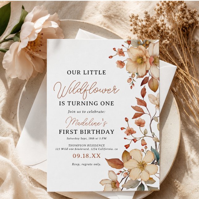 Modern Chic Vildblomma Script 1-års Flicka Inbjudningar (Modern Chic Wildflower Script 1st Birthday Girl Invitation)