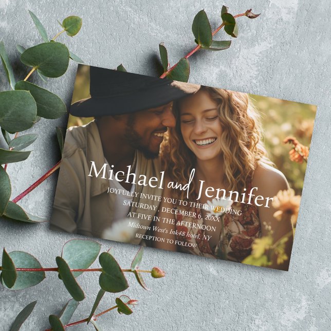 Modern chic, vit typografi, bröllop-foto inbjudningar (Skapare uppladdad)