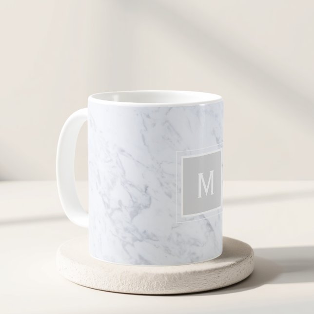 Modern Chic White Marble Anpassningsbar Monogram Kaffemugg (Skapare uppladdad)