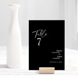 Modern Classic Black Bröllop Bordsnummer Card<br><div class="desc">Det här moderna svarta bordsnumret i bröllop är perfekt för din elegant i bröllop. Den här designen har vit enkel kalligrafi-mörkergräns som är inställd på en svart bakgrund för mörken för att matcha ditt klassiska bröllop eller minimalistiska boho bröllop i vår, sommar, fall eller vinter. Jag ber er att ni...</div>