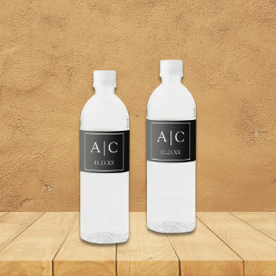 Modern Classic Black Monogram Bröllop Vattenflaskor Etikett