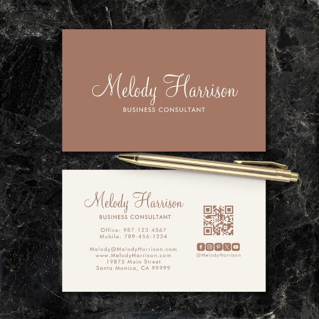 Modern Classic Minimalist Elegant Mocha QR Code Visitkort (Modern Classic Minimalist Elegant Mocha Brown QR Code Business Card with Social Media Icons.)