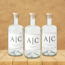 Modern Classic White Monogram Bröllop Spritflaskor Etikett