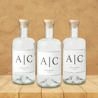 Modern Classic White Monogram Bröllop Spritflaskor Etikett