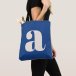 Modern Cobalt Blue Bold Retro Monogram - första bö Tygkasse<br><div class="desc">En fet och contemporary väska med en djup blå bakgrund med en slående vit gemener brev i modern typografi. Perfekt för vardaglig använda,  shoppingverksamhet,  arbete eller som påstående-tillbehör innebär att öga-fångstdesignen blandar minimalism med en reflexinspirerad estetik. Perfekt för typografi älskare och för dem som uppskattar snyggt,  unika utformningar.</div>