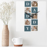 Modern Collage Far Photo & Grönt Pappa Gifts Fyrkantig Klocka<br><div class="desc">Ett modernt foto av far är en personlig som kombinerar foton av far eller far figur från många på ett kreativ- och snyggt-sätt. Det innebär att markera flera meningsfulla bilder och ordna dem i ett kollageformat, ofta med överlappande eller rutnätsliknande utformningar. Fotografierna kan ha olika stunder eller minnen, t.ex. familjesemester,...</div>