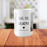 Modern Collage Photo Kärlek You Grandma Best Gift Kaffemugg<br><div class="desc">Ett modernt kollage-foto av dig och din mormor kan vara perfektens gåva för att visa henne hur mycket du kärlek och uppskattar henne. Denna unika och tankeväckande gåva är ett underbart sätt att bevara dina speciella minnen tillsammans och skapa ett vackert konstverk biet som hon kan visning i sitt hem....</div>