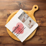 Modern Collage Photo & Red Heart Mor Gift Kökshandduk<br><div class="desc">Det moderna samlarfotot och det röda mor-textpulvret är en vacker och unik present som alla mor skulle få från kärlek. Den här presenten är en personlig av konst som kombinerar favoritfoton och hjärtliga meddelanden för att skapa en enastående nyckelsak. Den moderna utformningen av kollaget kommer utan tvekan att komplettera vilken...</div>