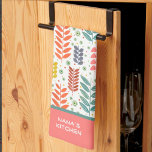 Modern Colorbering Löv Söt Anpassningsbar Quote Na Kökshandduk<br><div class="desc">Söt Colorful Modern Löv Namn eller Offerthanddukar för Personlig. Dessa söt chic handdukar är perfekt för att ge ditt kök lite liv. Koppla den med flaska i vin och gör en underbar skräddarsydd gåva till vänner, familj, medarbetare, grannar, mormor, mamma etc. Lägg till en namn av favoritcitat. Om du vill...</div>
