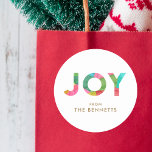 Modern Colorful JOY Personlig jul Runt Klistermärke<br><div class="desc">Gör ett djärvt påstående i julhelgen med dessa moderna,  stilade,  färgstarka klistermärken. De har typografi som läser JOY,  med en överlappande utformning av mjukpapper i rött,  grönt,  kalk,  akvafblått,  guldfärgad gult och magentans rosa. Underbar för använda som presentetiketter,  kuvertförseglingar,  partifavoritetiketter med mera!</div>