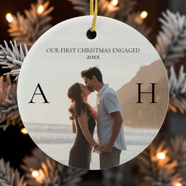 Modern Couple 2 Photo First Christmas Engaged Julgransprydnad Keramik (Modern Couple 2 Photo First Christmas Engaged Ceramic Ornament)