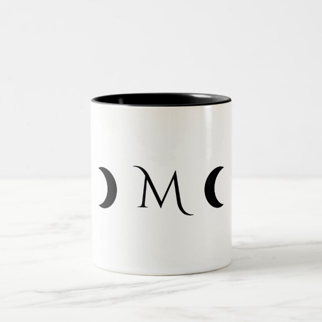 Modern Crescent Måne White och Black Monogram Två-Tonad Mugg (Center)