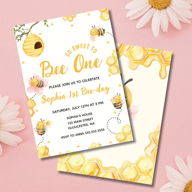 Modern Cute Det är så sött att vara första födelse Inbjudningar (So Sweet to Bee One birthday invitation with cute bees and honeycomb accents)