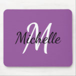 Modern Cute Monogram Initial Namn Lila & vit Musmatta<br><div class="desc">Musmatta med söt lila bakgrund och en modern svartvit anpassningsbar som första början och första namn</div>