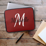 Modern Cute Simple Monogram Initial   Namn Snyggt Laptop Fodral<br><div class="desc">Bärbar dator fodral med röd bakgrund och vit anpassningsbar monogram första gången och första namn.</div>