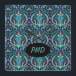 Modern Damask Art Deco Black Turcos Blue Namn Fyrkantig Klocka<br><div class="desc">Anpassa din klocka med ett monogram initialer eller ett namn för en vacker dekorativ dekoration. Du kan enkelt ta bort ovalen och texten om du föredrar det utan att behöva anpassa texten. Utformningen skapas med den feta färgerna svart och turkosa tealblått med beröring av magenta och chartreuse lime green. Den...</div>