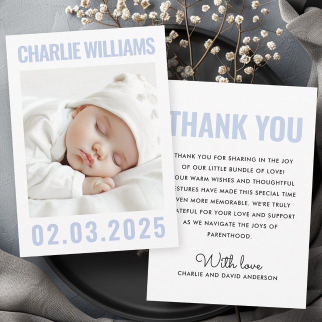 Modern dammig blå vit nyfödd bebis-foto meddelande (Modern dusty blue white new baby photo birth announcement)
