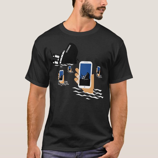 Modern Day Titanic Disaster Cellphone Social Media T Shirt (Framsida)