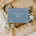 Modern Deco | Elegant Dusty Blue and White Bröllop Tack Kort<br><div class="desc">Tack vare den här eleganten har du ett kort med en modern centrifugering på klassisk konsthandling. Ett ornat,  vitt geometriskt ram och dekoration dekorerar en dammig blå bakgrund i eleganten för ett dramatiskt vintage bröllop-utseende. Baksidan är tom så att du kan skriva ditt eget personliga meddelande.</div>