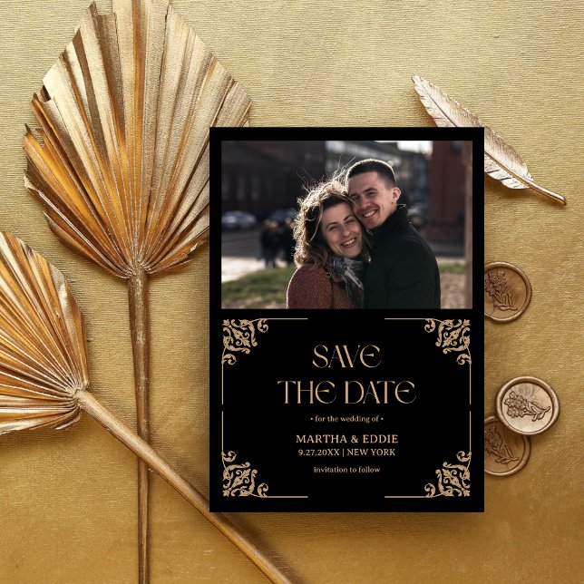 Modern Deco | Falskt Guld och Svart Foto Bröllop Spara Datumet (Modern deco faux gold and black save the date with photo shares your date with refined elegance.)