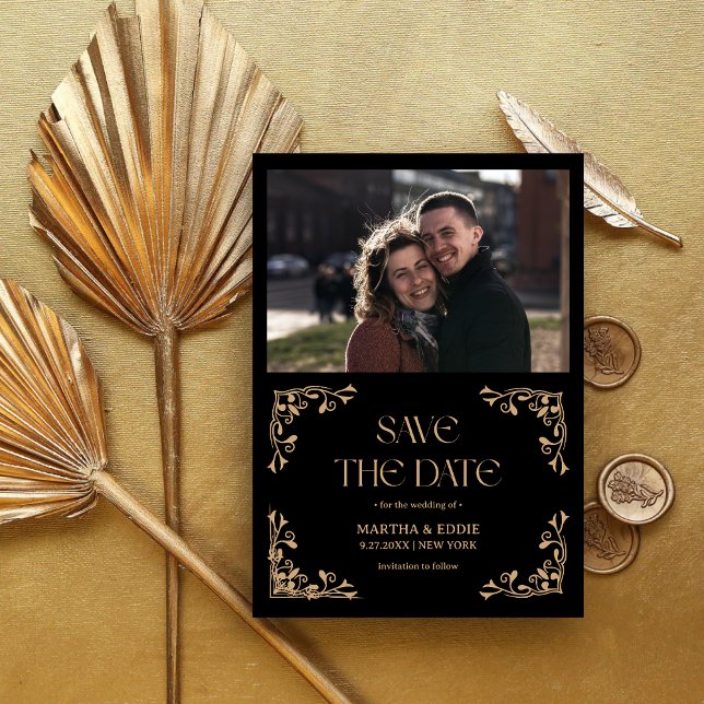 Modern Deco | Falskt Guld och Svart Foto Bröllop Spara Datumet (Modern deco faux gold and black save the date with photo reveals your love with elegant charm.)