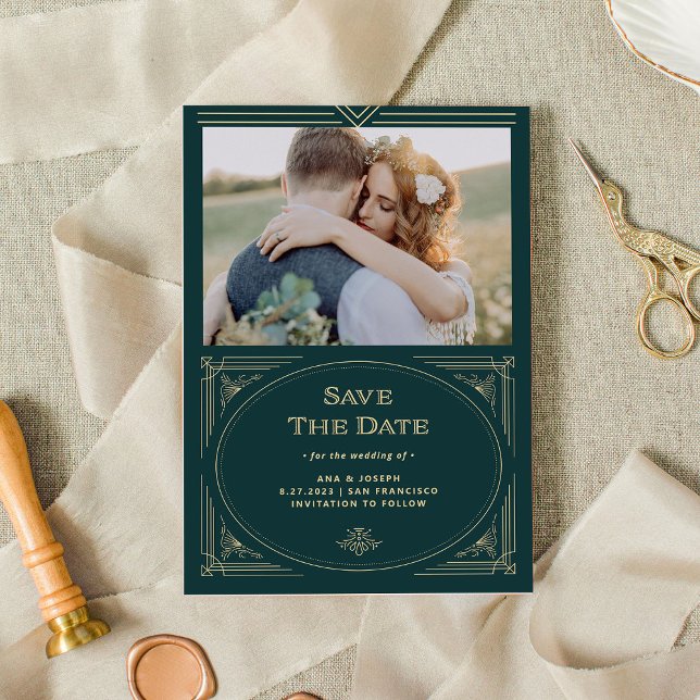 Modern Deco | Smaragdgrön och champagnefoto Spara Datumet (An elegant, art deco style wedding photo save the date card, in emerald green and champagne)