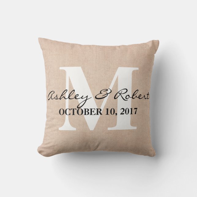 Modern Decorative Burlap White Monogram Bröllop Kudde (Framsida)