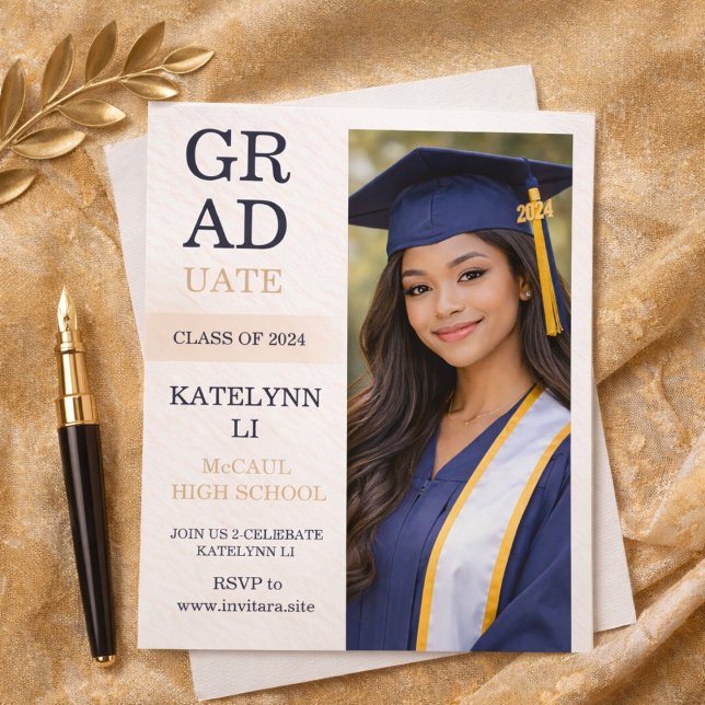 Modern delad layout-inbjudan inbjudningar (Modern split layout graduation announcement with bold stacked headline and portrait panel)