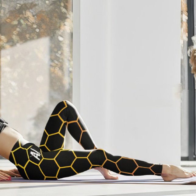 Modern design i hexagon på enkel svart leggings (Skapare uppladdad)