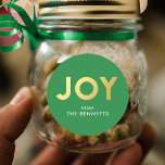 Modern djärv JOY Faux Foil Personlig jul Runt Klistermärke<br><div class="desc">Gör ett fet påstående i julhelgen med dessa moderna,  formaterade klistermärken. De har typografi som läser JOY i en faux guld-folie över en anpassningsbar färg-bakgrund (visas i skarp grönt). Underbar för använda som presentetiketter,  kuvertförseglingar,  partifavoritetiketter med mera!</div>