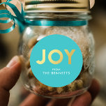 Modern djärv JOY Faux Foil Personlig jul Runt Klistermärke<br><div class="desc">Gör ett fet påstående i julhelgen med dessa moderna,  formaterade klistermärken. De har typografi som läser JOY i faux guld-folie över anpassningsbar färg bakgrund (visas i akvafblått). Underbar för använda som presentetiketter,  kuvertförseglingar,  partifavoritetiketter med mera!</div>