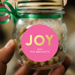 Modern djärv JOY Faux Foil Personlig jul Runt Klistermärke<br><div class="desc">Gör ett fet påstående i julhelgen med dessa moderna,  formaterade klistermärken. De har typografi som läser JOY i en faux guld-folie över en anpassningsbar färg bakgrund (visas i magentans rosa). Underbar för använda som presentetiketter,  kuvertförseglingar,  partifavoritetiketter med mera!</div>