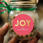 Modern djärv JOY Faux Foil Personlig jul Runt Klistermärke<br><div class="desc">Gör ett fet påstående i julhelgen med dessa moderna,  formaterade klistermärken. De har typografi som läser JOY i en faux guld-folie över en anpassningsbar färg-bakgrund (visas med rött). Underbar för använda som presentetiketter,  kuvertförseglingar,  partifavoritetiketter med mera!</div>