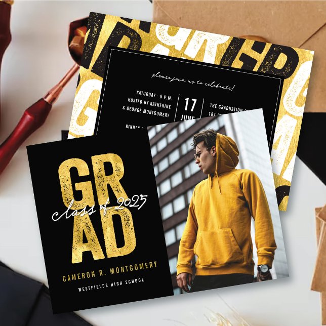Modern djärv Snyggt i Guld GRAD, foto Studenten Meddelande (Modern Bold Golden Faux Foil GRAD Stylish Photo Graduation Announcement @ zazzle.com/color_therapy)