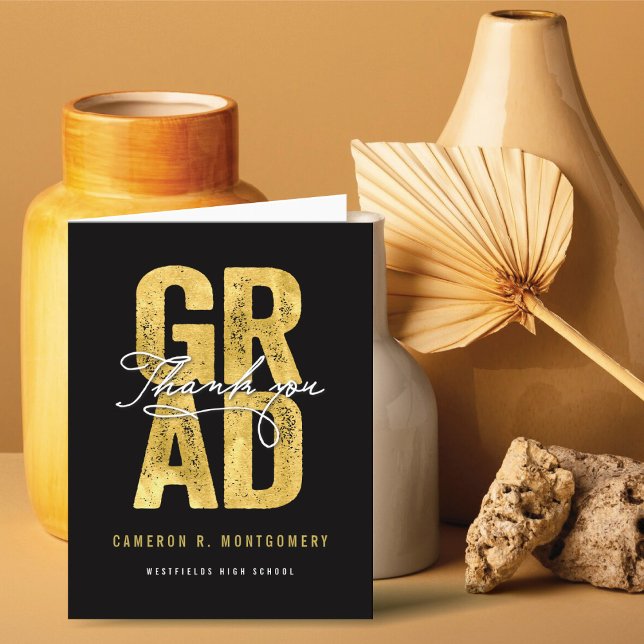 Modern djärv Snyggt i Guld GRAD, foto Studenten Tack Kort (Gold & Black Bold GRAD Class of 2024 Stylish Graduation Thank You Card @ zazzle.com/color_therapy)