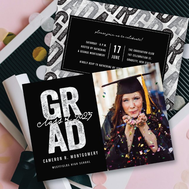 Modern djärv Snyggt i Silver GRAD, foto Studenten Meddelande (Modern Bold Silver Faux Foil GRAD Stylish Photo Graduation Announcement @ zazzle.com/color_therapy)