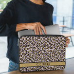 Modern djurtryckning laptop fodral<br><div class="desc">Modern Animal print laptop sleeve kombinerar elegant design med personligens elegans. Fodral har en baksida för djurtryck med rektangulärt utrymme för personanpassning, och accentueras med lyxen men vilden brinner och utrymmet för ditt namn skapar det unikt för dig. Konstruerad med hållbara material som ger utmärkt skydd samtidigt som den slimmade...</div>