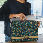 Modern djurtryckning laptop fodral<br><div class="desc">Modern Animal print laptop sleeve kombinerar elegant design med personligens elegans. Fodral har en baksida för djurtryck med rektangulärt utrymme för personanpassning, och accentueras med lyxen men vilden brinner och utrymmet för ditt namn skapar det unikt för dig. Konstruerad med hållbara material som ger utmärkt skydd samtidigt som den slimmade...</div>