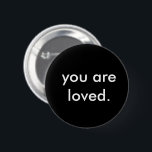 Modern du är älskad knapp<br><div class="desc">Skapa din egen anpassningsbar "du är älskad"-knapp som framhävs i modern minimalistisk design. Svartvitt, chic, fetstil, trendig och snyggt. Perfekt för vem som helst påminner dem om att du är så älskad - tid. Anpassa min mall med din egen anpassningsbar färg, text och typsnitt. Var snäll och meddela mig med...</div>