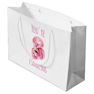 Modern du står inför Rosa Flamingo