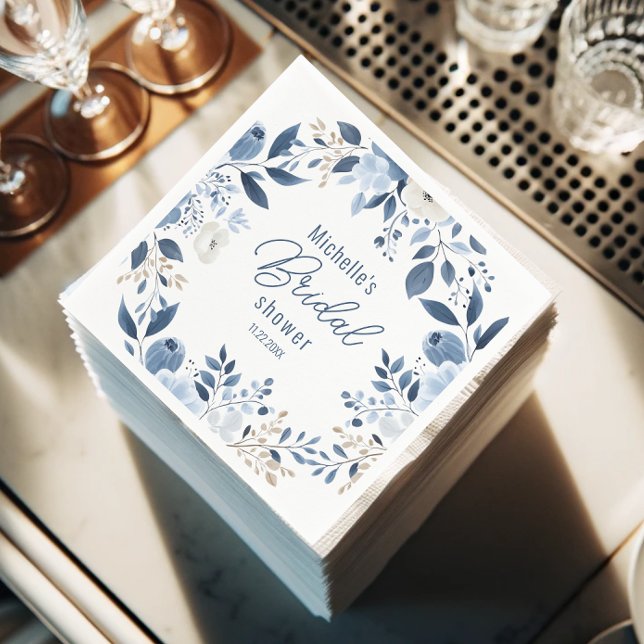 Modern Dusty Blue Blommigt Boho Möhippa Pappersservett (A stack of elegant napkins featuring a modern dusty blue floral design and personalized text.)