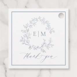 Modern Dusty Blue Leafy Vapensköld Monogram Bröllo Gåvor Etiketter