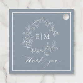 Modern Dusty Blue Leafy Vapensköld Monogram Bröllo Gåvor Etiketter