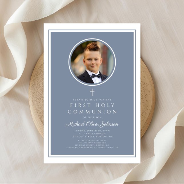 Modern Dusty Blue Photo Boy First Communion Inbjudningar (Modern Dusty Blue Photo Boy First Communion Invitation)