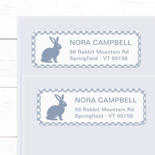 Modern Dusty Blue Rabbit Gingham Returadress Returadress Etikett (Cute, modern dusty blue bunny return address label with classic gingham plaid background.)
