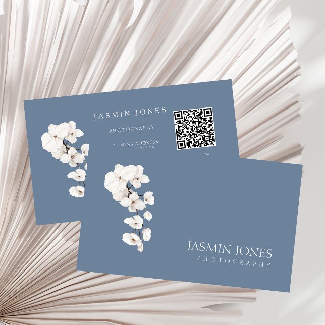 Modern Dusty Blue White Orchids QR Code Blommigt Visitkort (Modern Dusty Blue White Orchids QR Code Floral Business Card)