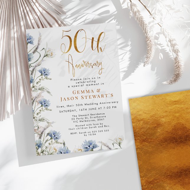 Modern Dusty Blue Wildblommor 50-årsdagen Inbjudningar (Blue Gold Floral 50th Wedding Anniversary Invitation, Faux Gold Calligraphy, Wildflowers, Elegant)